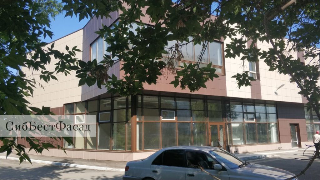 Работа по монтажу фасада здания